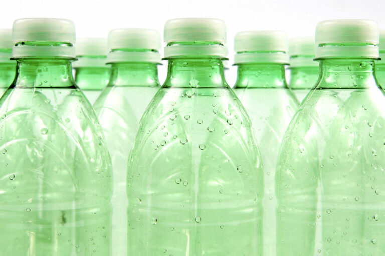 Ceny recyklatów szybują w górę. Recyklerom brakuje surowca, bo ten ląduje na wysypiskach śmieci