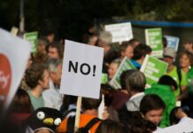 Policja usuwa aktywistów klimatycznych protestujących w Zurychu