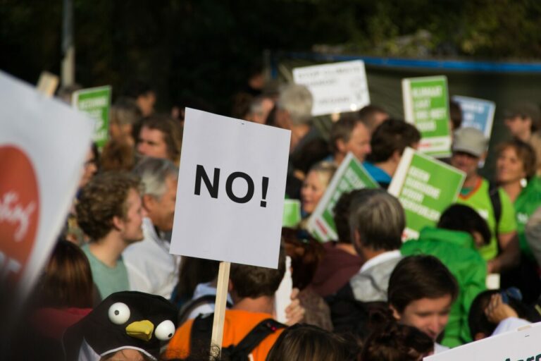 Policja usuwa aktywistów klimatycznych protestujących w Zurychu