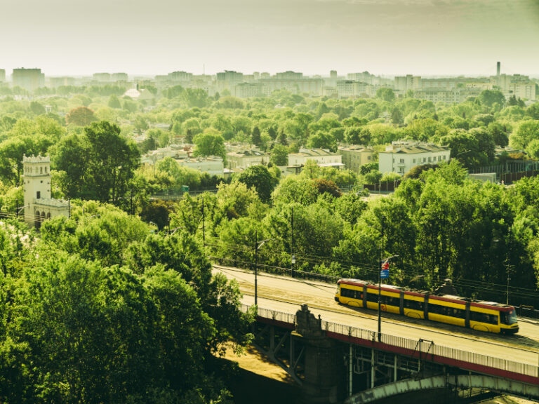 Zielona fala dla tramwajów na kolejnych ulicach w Warszawie