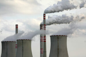 PIE: Ceny emisji CO2 i zmiany z Fit for 55 doprowadzą do ucieczki przemysłu z Polski