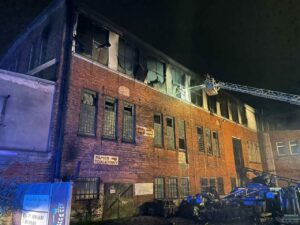 Szczecin: Trwa dogaszanie pożaru w zakładzie przetwórstwa opon