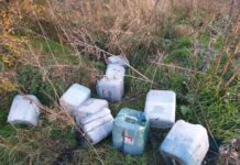 Kalisz: Policja poszukuje sprawcy porzucenia ponad 100 zbiorników z chemikaliami