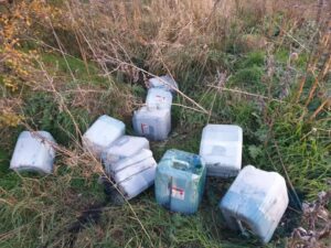 Kalisz: Policja poszukuje sprawcy porzucenia ponad 100 zbiorników z chemikaliami