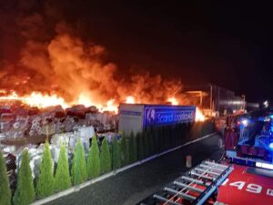Pożar składowiska folii pod Elblągiem. Z ogniem walczy 120 strażaków