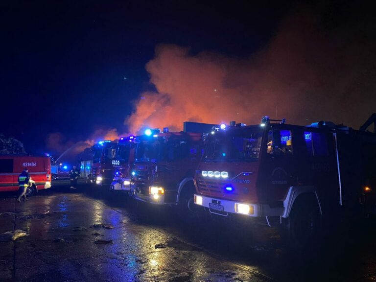 Pomorskie: Kolejny pożar składowiska tekstyliów w Kamieńcu. Wciąż trwa akcja gaśnicza