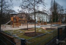 Plac zabaw w zielonej okolicy Placu Trzech Krzyży w Warszawie