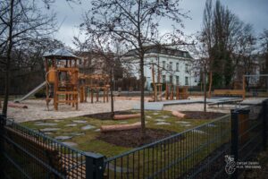 Plac zabaw w zielonej okolicy Placu Trzech Krzyży w Warszawie