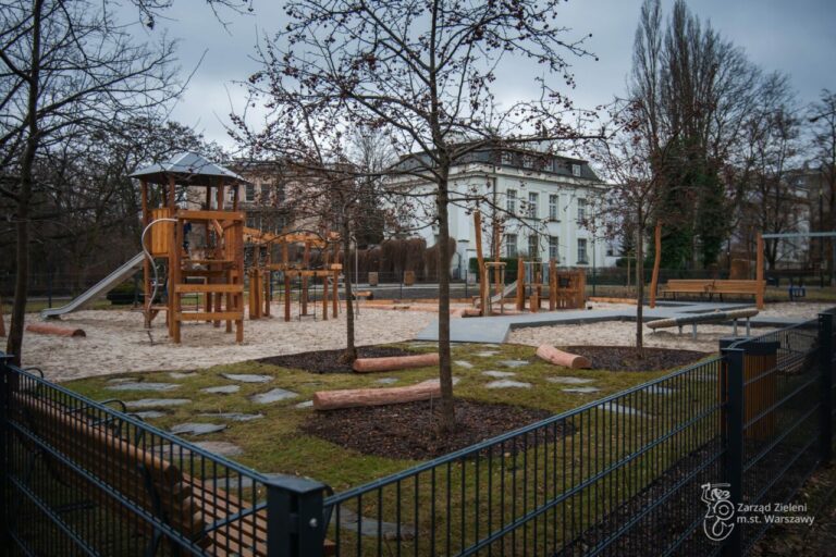 Plac zabaw w zielonej okolicy Placu Trzech Krzyży w Warszawie