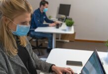 Niedzielski: wprowadzamy pracę zdalną w administracji publicznej, zachęcamy do niej pracodawców. Na razie nie będzie lock downu
