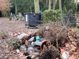 Szczecin: wielkie sprzątanie cmentarza po wichurze