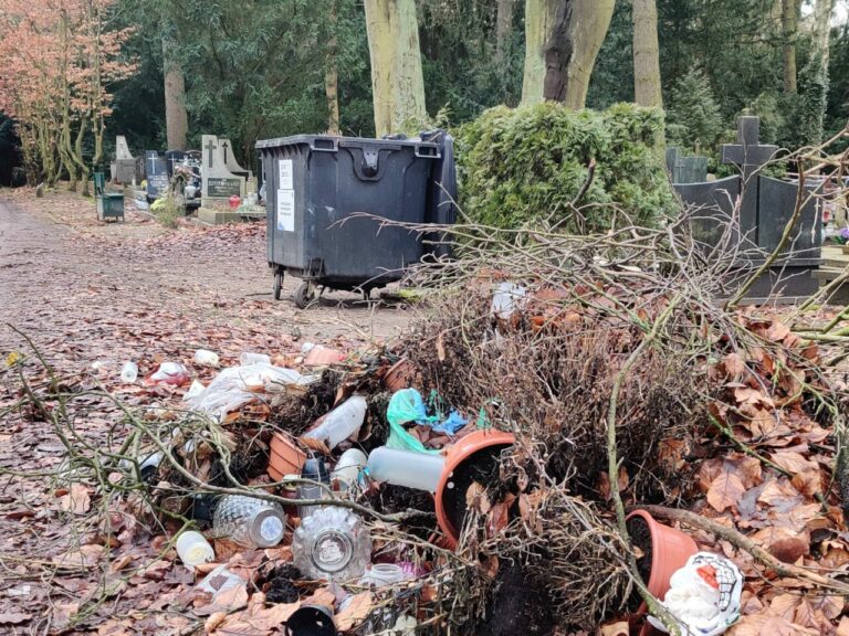 Szczecin: wielkie sprzątanie cmentarza po wichurze