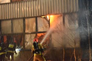 Łódź: Pożar makulatury w hali magazynowej