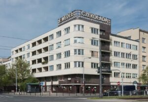 Warszawa: koniec remontu podwórza Domu Wedla