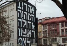 Wrocław ma nowy mural. Po zmierzchu ujawnia się na nim wyjątkowa postać