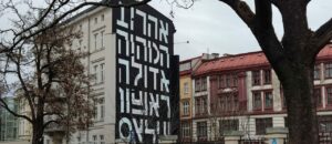 Wrocław ma nowy mural. Po zmierzchu ujawnia się na nim wyjątkowa postać