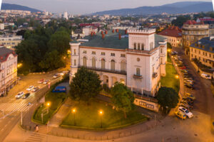 Bielsko-Biała. Kończy się remont otoczenia Zamku Sułkowskich