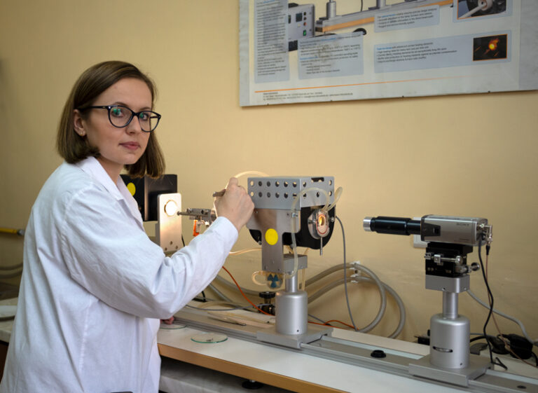Polska badaczka wykorzystuje fusy po kawie do produkcji materiałów budowlanych