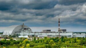 Elektrownia jądrowa w Czarnobylu odłączona od sieci elektroenergetycznej. To grozi radioaktywnymi wyciekami?