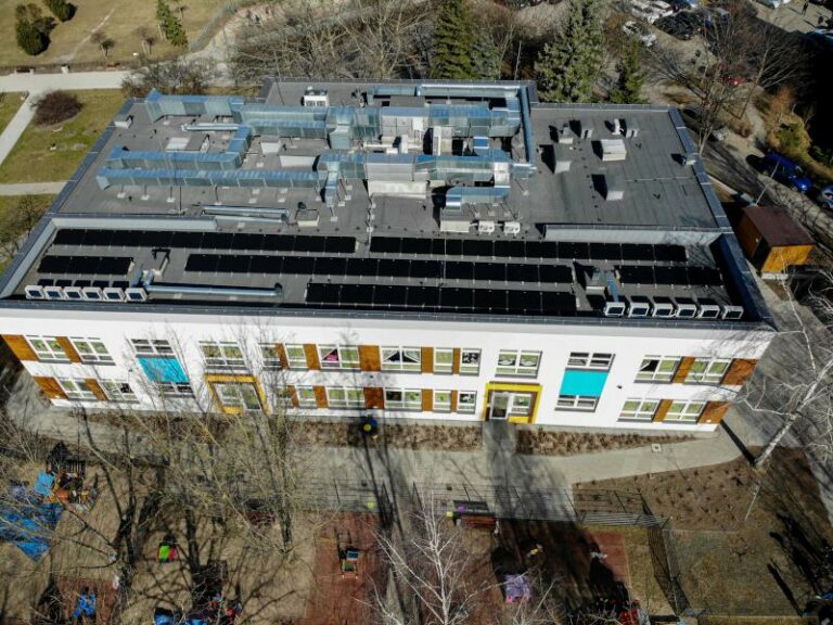 Panele fotowoltaiczne na budynkach miejskich w Warszawie. Koszt to 60 mln zł