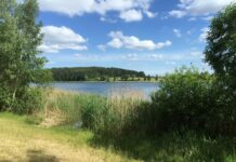 Mazurskie jeziora zaczynają zamarzać. Nie wchodź na cienki lód