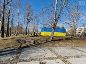 Kraków. Postument dawnego pomnika Koniewa pomalowano na ukraińskie barwy