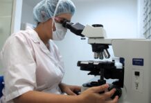 Analiza zawartości ścieków wskazuje na duży problem Krakowa z… marihuaną Analiza zawartości ścieków w laboratorium