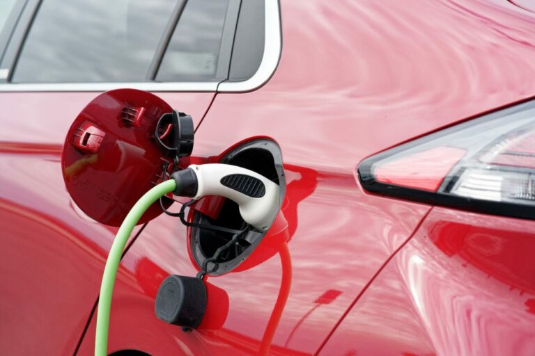 Raport: na koniec stycznia liczba samochodów elektrycznych w Polsce wzrosła do ponad 58 tys.