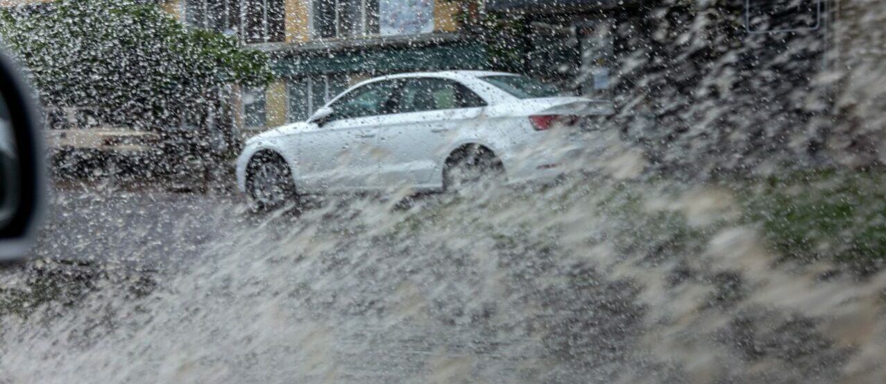 samochód droga deszcz ulewa powódź