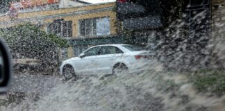 samochód droga deszcz ulewa powódź