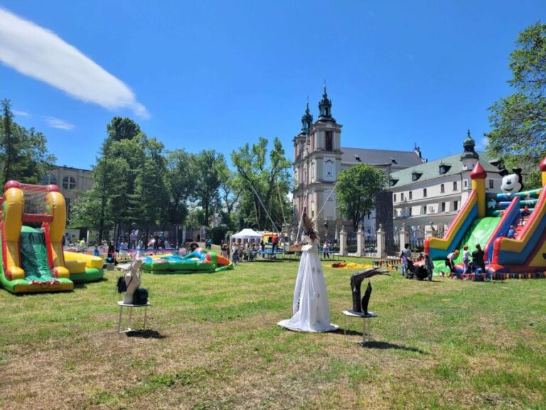 Kraków. Zakonnicy udostępnili łąkę dla mieszkańców. Miasto pokryje koszty jej utrzymania