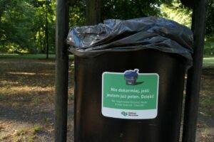 Liczba odpadów we wrocławskich parkach rośnie lawinowo. Ruszyła kampania edukacyjna