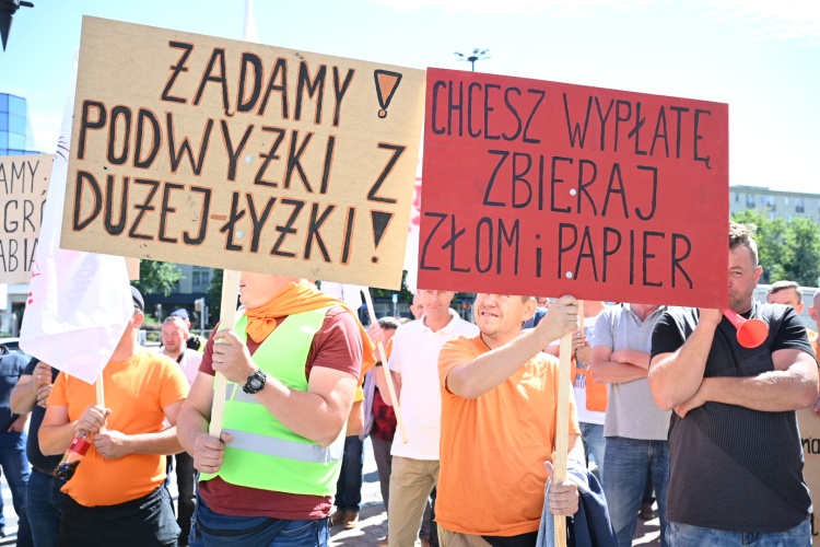 Warszawa. Protest pracowników MPO przed ratuszem. Kto będzie obierał odpady w stolicy jeśli nie dojdzie do porozumienia?