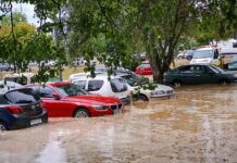 Awaria wodociągowa w Poznaniu. Zalany przystanek, przejście podziemne, a także samochody stojące na osiedlowym parkingu