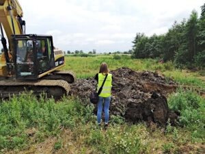 Tony nielegalnie zdeponowanych odpadów na polach pod Legnicą