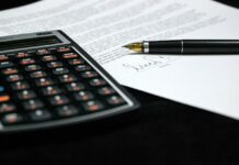 Jak ratować inwestycje przed inflacją? Umowa, zdjęcie symboliczne