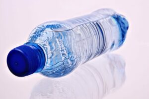 Dodatkowe źródło BPA w wodzie butelkowanej
