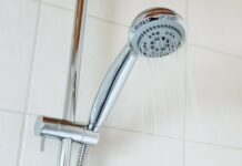 Zimna woda w basenach i zimne prysznice na początek. Duże miasta w Niemczech zaczynają oszczędzanie energii