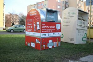 Zielona Góra z czerwonymi pojemnikami na drobne elektryczne śmieci