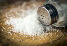 sól rozsypanie deska drewno