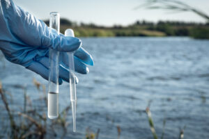 GIOŚ: Próbki wody z Odry trafiły do analiz za granicą