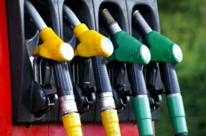 Analitycy: To jeszcze nie koniec obniżek cen paliw na stacjach