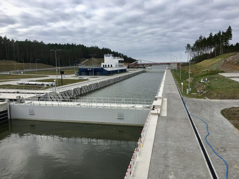 Urząd Morski w Gdyni: Półmetek prac na rzece Elbląg i przy budowie mostu w Nowakowie