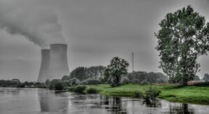 PIE: Koszt wytwarzania energii w elektrowni jądrowej niższy o 2,5 do 4 razy od węglowej