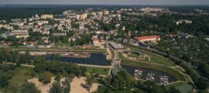 Puławy stawiają na worki do nawadniania młodych drzew
