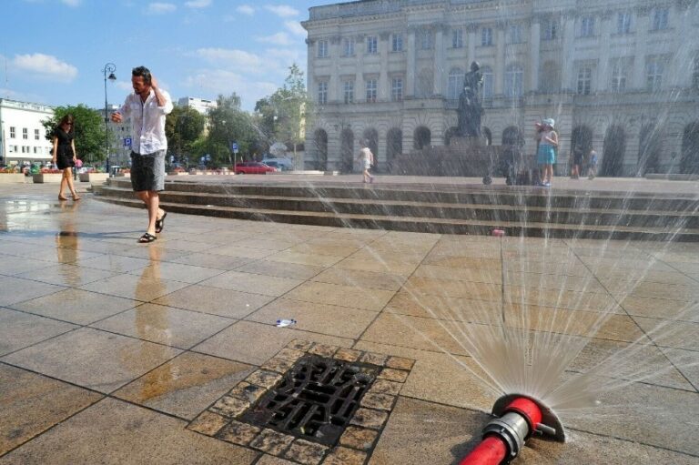 Warszawskie władze zakładają wodne kurtyny