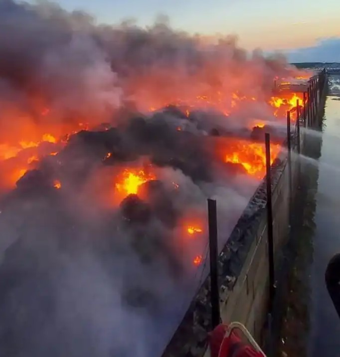 Strażacy dogaszali pożar zakładu przetwórstwa tworzyw sztucznych na Dolnym Śląsku