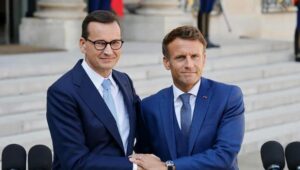 Morawiecki we Francji: Chcę zamrożenia kosztów emisji CO2 na poziomie 30 euro za tonę