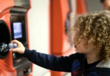 automat, kaucja, butelka, dziecko