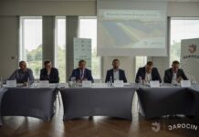 Jarocin łączy gminne instytucje w komunalną sieć energetyczną Podpisanie umowy o komunalnej sieci energetycznej w Jarocinie